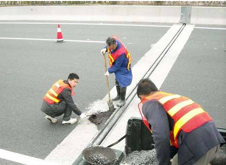 高速公路伸缩缝补漏施工